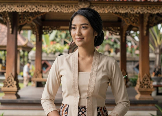 Elegant Javanese Indonesian woman in traditional modern attire representing the grace of Indonesian dating culture